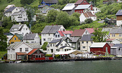 Undredal sentrum sett fra fjorden.jpg