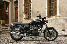 black_triumph_bonneville_1536x1024.jpg