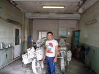 anton washing the outside after he cleaned the inside of my carb.jpg