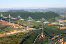 750px-800pxviaducdemillau.jpg