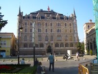 Leon Gaudi building.jpg