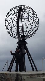11 juli 2013 Torsdag Nordkapp John og monumentet.jpg