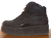 800px-Platform_boot_Buffalo_black.jpg