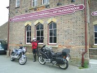 Llanfairpwllgwyllgogerychwyrndrobwllllantysiliogogogch Liv 2mc 120706 77kb.jpg