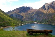 Flåm Queen Mary utsikt snøfjell 49kb.jpg
