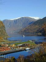 Flåm kaia retning vest ser fjell med snø 43kb.jpg