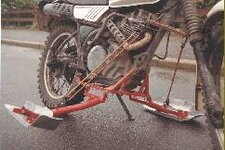 motorsykkel med ski, siden.jpg