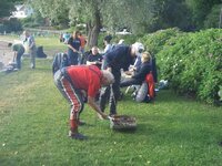 St.Hans06 ArneBrannmann og Knut roter i grillen, Liv i bakgrunnen66kb.jpg