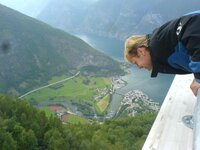 Stegastein henger over rekkverket ser Aurland.jpg