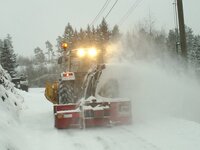 Snøfreseren opp bakken, bakfra.jpg