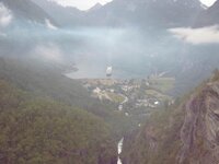 Geiranger med ''sky'' over båten.jpg