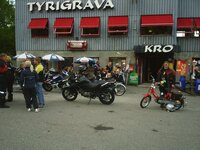 Theodor på Tyrigrava-05, foran huset og Liv..jpg