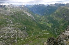 Fra Dalsnibba  mot Geiranger laaangt der nede 57kb .jpg