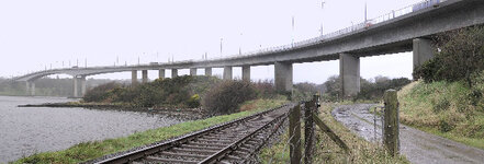 Foyle_bridge,_railside.jpg